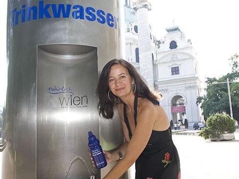 Staträtin Ulli Sima testet schon mal die Wasserqualität an den Trinkbrunnen