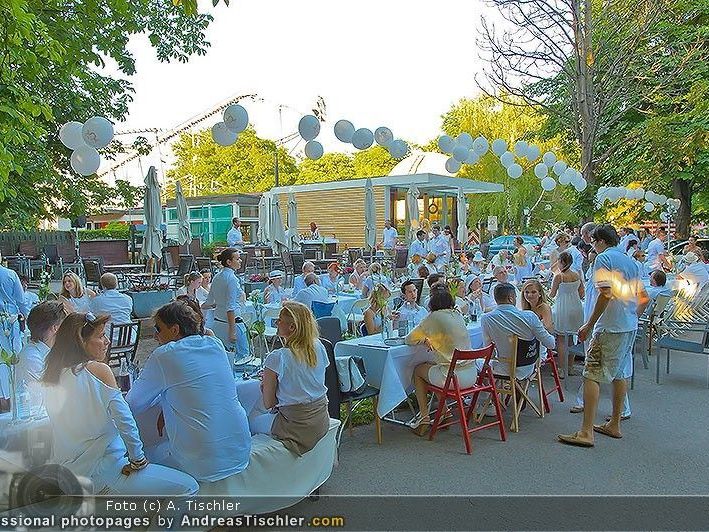 Mehr als 200 Menschen ließen es sich beim Diner en Blanc schmecken.