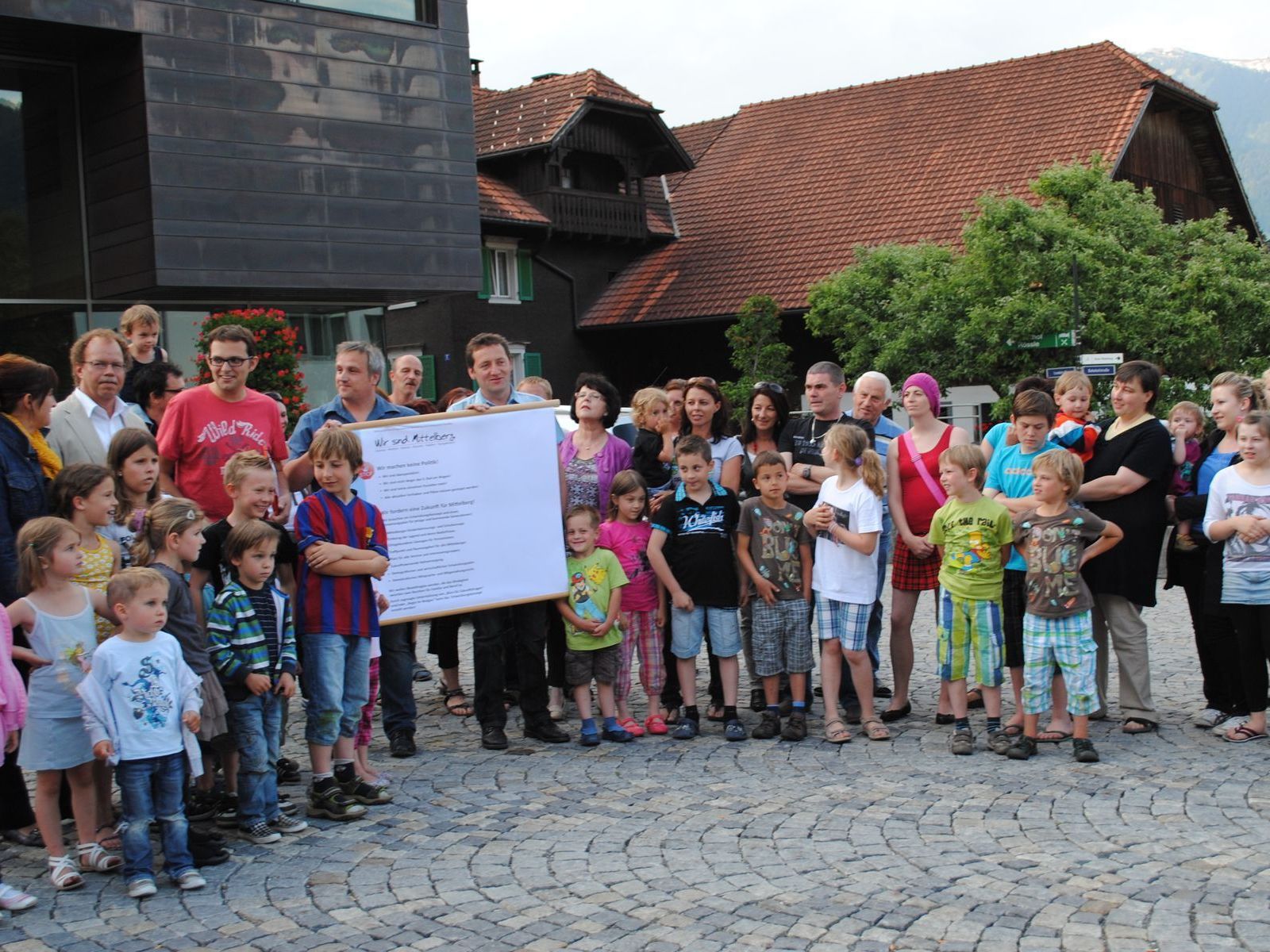 Übergabe der 476 Mittelberger Unterschriften und weiteren 31 aus Bardella Übergabe der 476 Mittelberger Unterschriften und weiteren 31 aus Bardella