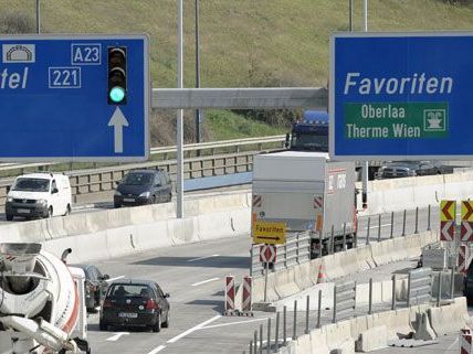 Am Freitagabend wird die Ausfahrt Verteilerkreis Favoriten gesperrt, um die Baustelle zu räumen. Am Freitagabend wird die Ausfahrt Verteilerkreis Favoriten gesperrt, um die Baustelle zu räumen.