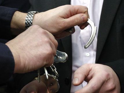 In Niederösterreich wurde ein Mann verhaltet, der seinen 3-jährigen Sohn sexuell missbraucht haben soll In Niederösterreich wurde ein Mann verhaltet, der seinen 3-jährigen Sohn sexuell missbraucht haben soll