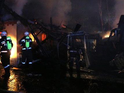 Großbrand im Pötzleinsdorfer Schlosspark zerstört Stallung