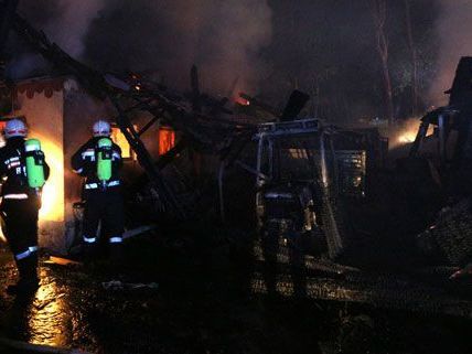 Großbrand im Pötzleinsdorfer Schlosspark zerstört Stallung Großbrand im Pötzleinsdorfer Schlosspark zerstört Stallung