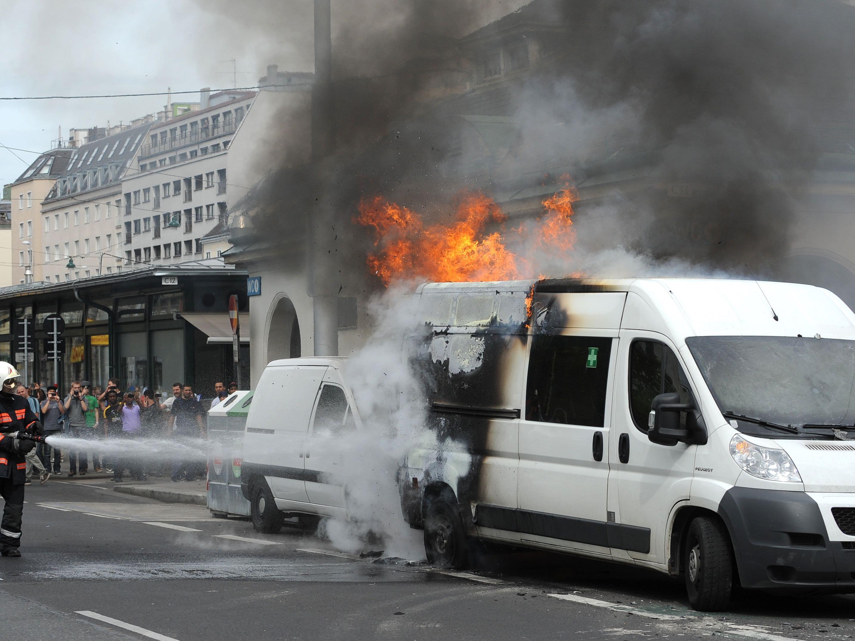 Lichterloh brannte dieser Lieferwagen am Wiener Naschmarkt.