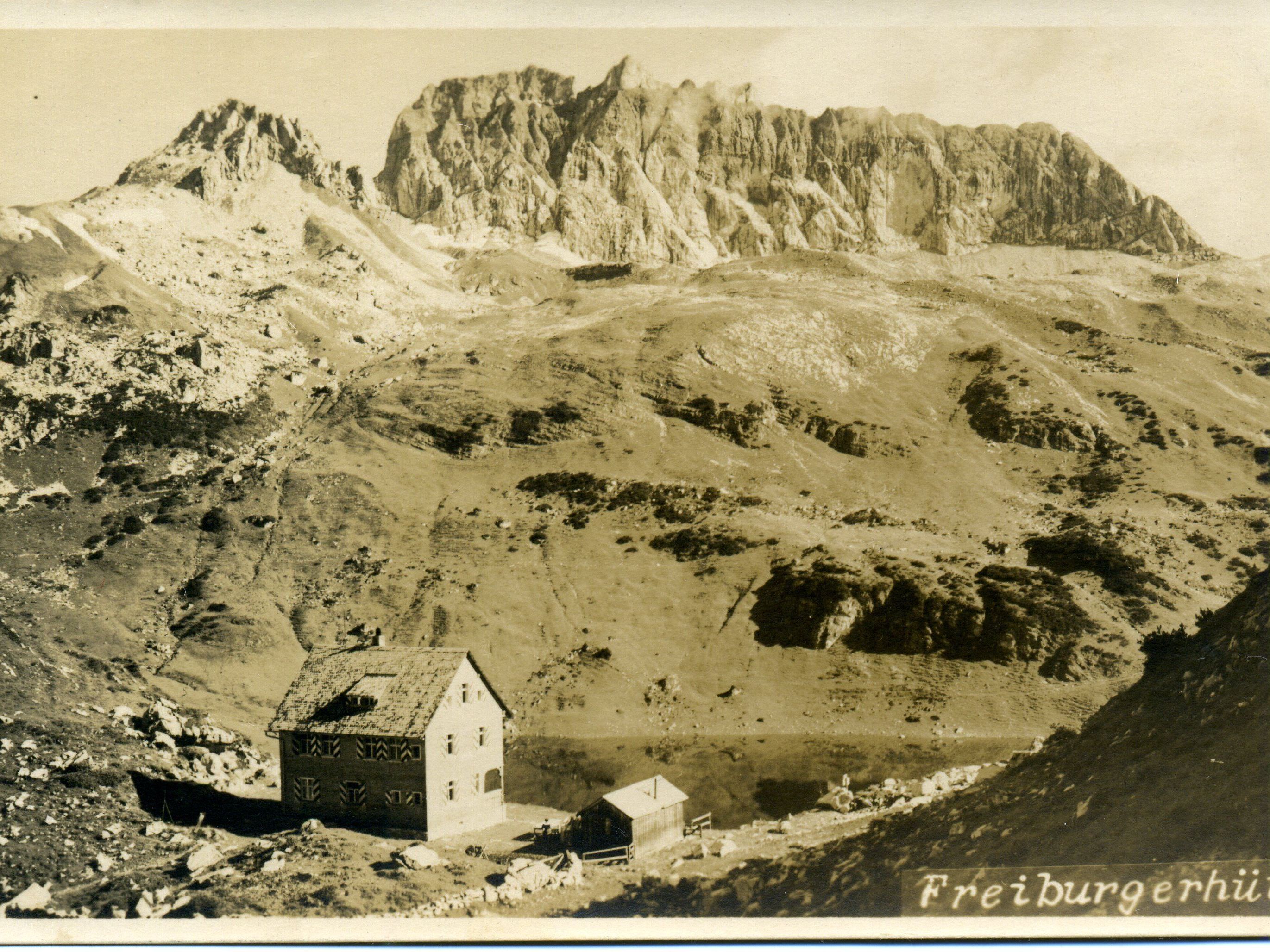 Von schroffen Bergen eingeschlossen Von schroffen Bergen eingeschlossen