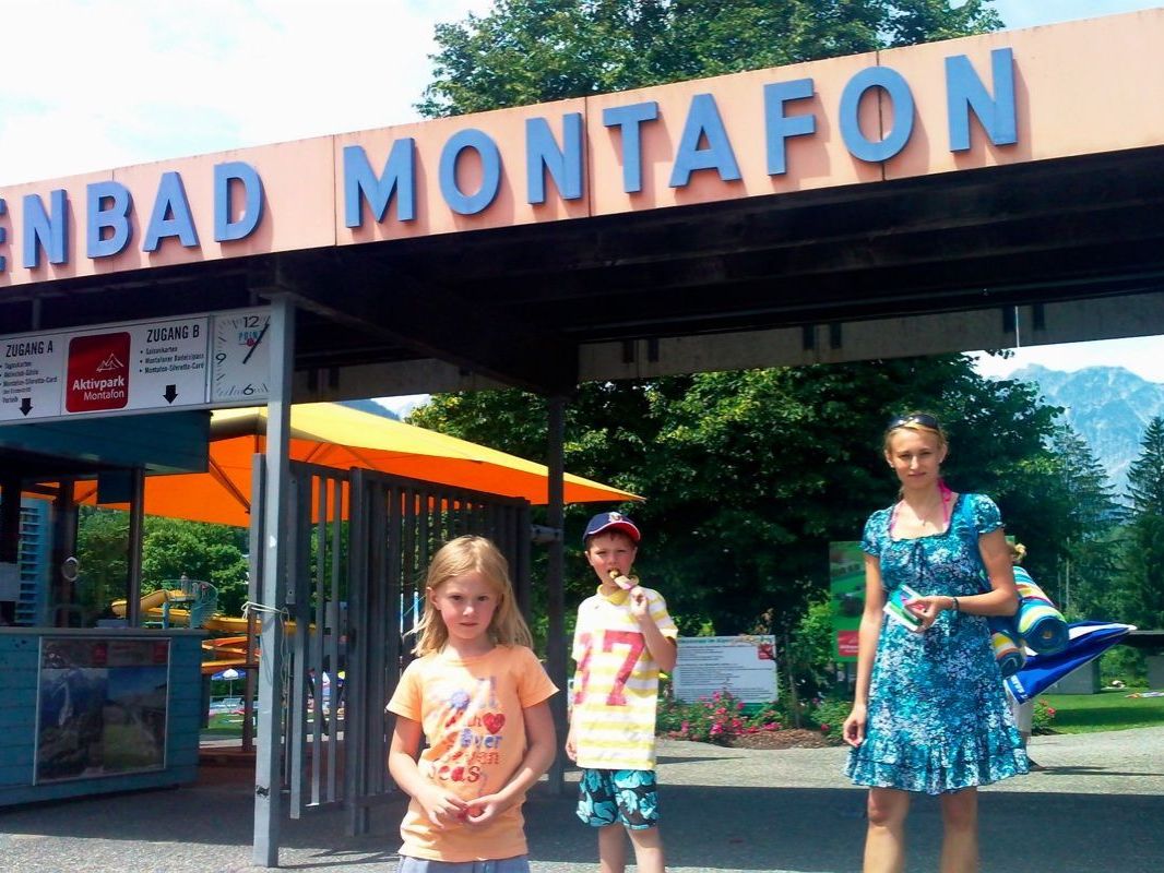 Medea, Noah und Belinda freuten sich ob dem kostenlosen Eintritt ins Alpenbad und in den Aktivpark Medea, Noah und Belinda freuten sich ob dem kostenlosen Eintritt ins Alpenbad und in den Aktivpark