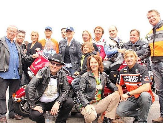 Reger Zulauf und ein toller Erlös beim Kick-Off zur Harley Davidson Charity Tour 2012 Reger Zulauf und ein toller Erlös beim Kick-Off zur Harley Davidson Charity Tour 2012