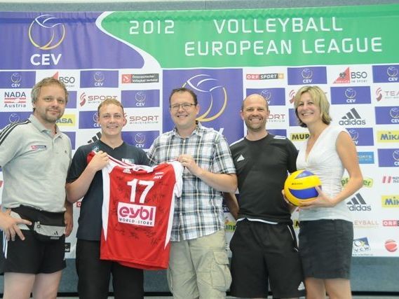 v.l. Harald Rotter (OK-Manager Euroliga), Matthias Breier (Nachwuchsspieler VC Wolfurt und Helfer bei der Euroliga), Christian Weiland (Obmann VC Wolfurt), Christoph Baumgartner (Team-Manager ÖVV-Team), Brigitte Dragosits (Teamguide ÖVV-Team). v.l. Harald Rotter (OK-Manager Euroliga), Matthias Breier (Nachwuchsspieler VC Wolfurt und Helfer bei der Euroliga), Christian Weiland (Obmann VC Wolfurt), Christoph Baumgartner (Team-Manager ÖVV-Team), Brigitte Dragosits (Teamguide ÖVV-Team).