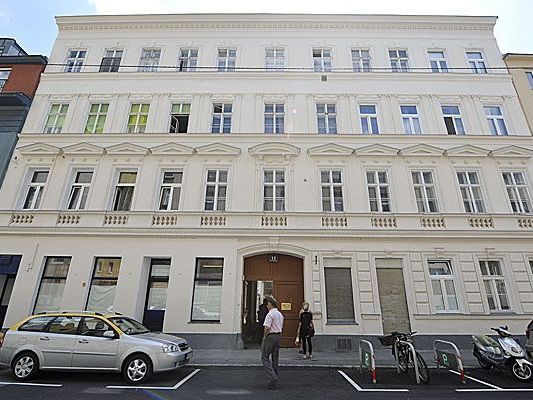 In einem kurzen unbeobachteten Moment fiel der kleine Bub aus einem Fenster dieses Hauses In einem kurzen unbeobachteten Moment fiel der kleine Bub aus einem Fenster dieses Hauses