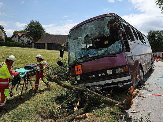 Bei dem schweren Unfall landete der Bus in St. Pölten im Graben