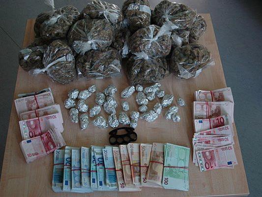 Große Mengen Cannabiskraut und Bargeld wurden bei der Bande sichergestellt