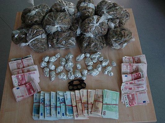 Große Mengen Cannabiskraut und Bargeld wurden bei der Bande sichergestellt Große Mengen Cannabiskraut und Bargeld wurden bei der Bande sichergestellt