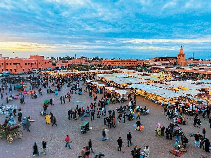 Der belebte Hauptplatz Marrakeschs - der Djemaa el Fna Der belebte Hauptplatz Marrakeschs - der Djemaa el Fna