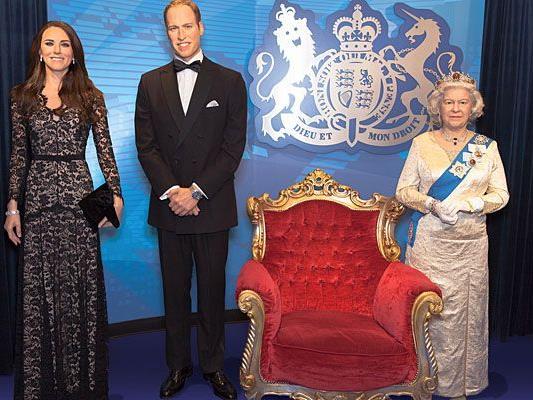 Kate und William nehmen im Madame Tussauds nach dem "Sightseeing" schließlich ihren Platz neben der Queen ein