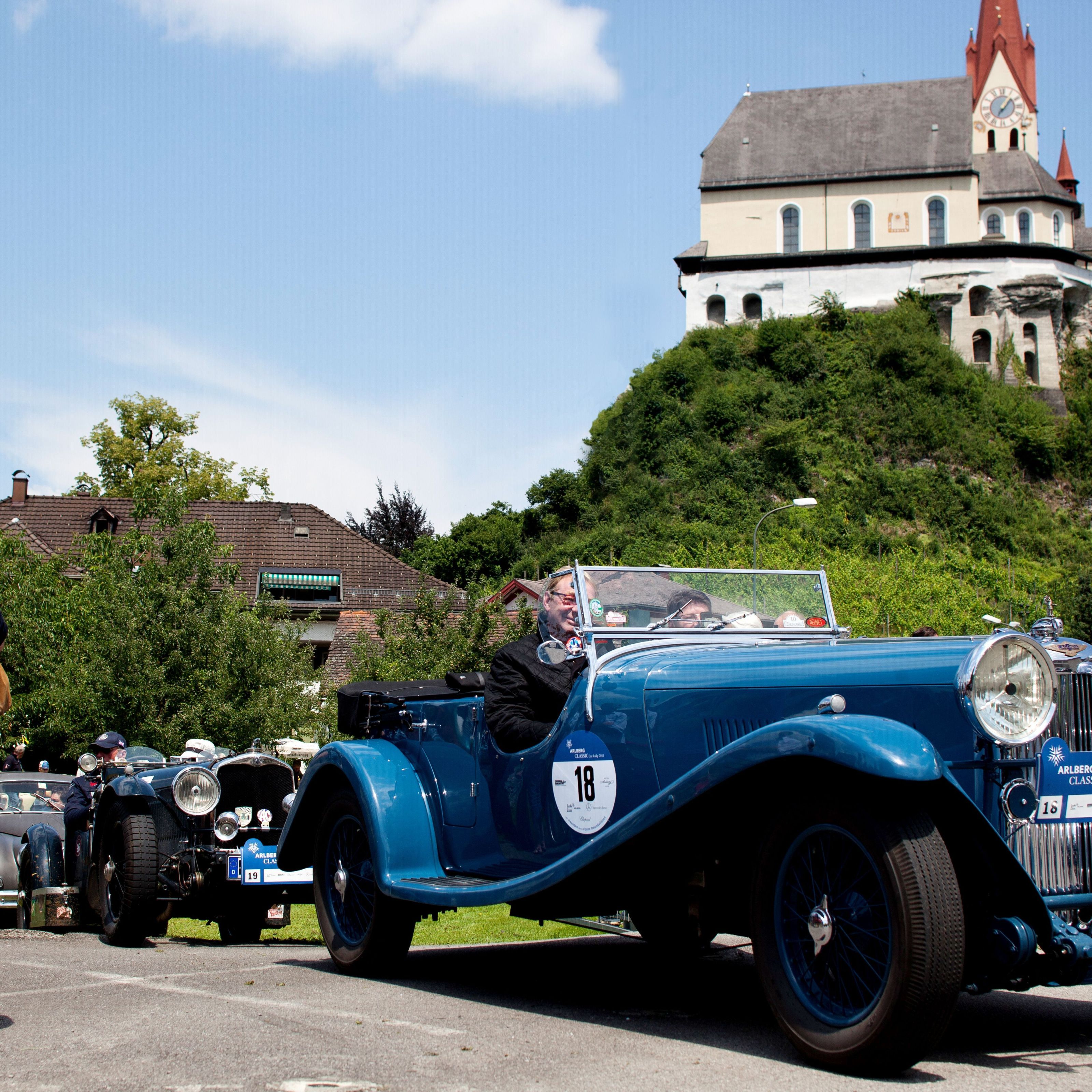 111 Oldtimer sind während der Mittagszeit rund um dem Gasthof Taube zu sehen 111 Oldtimer sind während der Mittagszeit rund um dem Gasthof Taube zu sehen