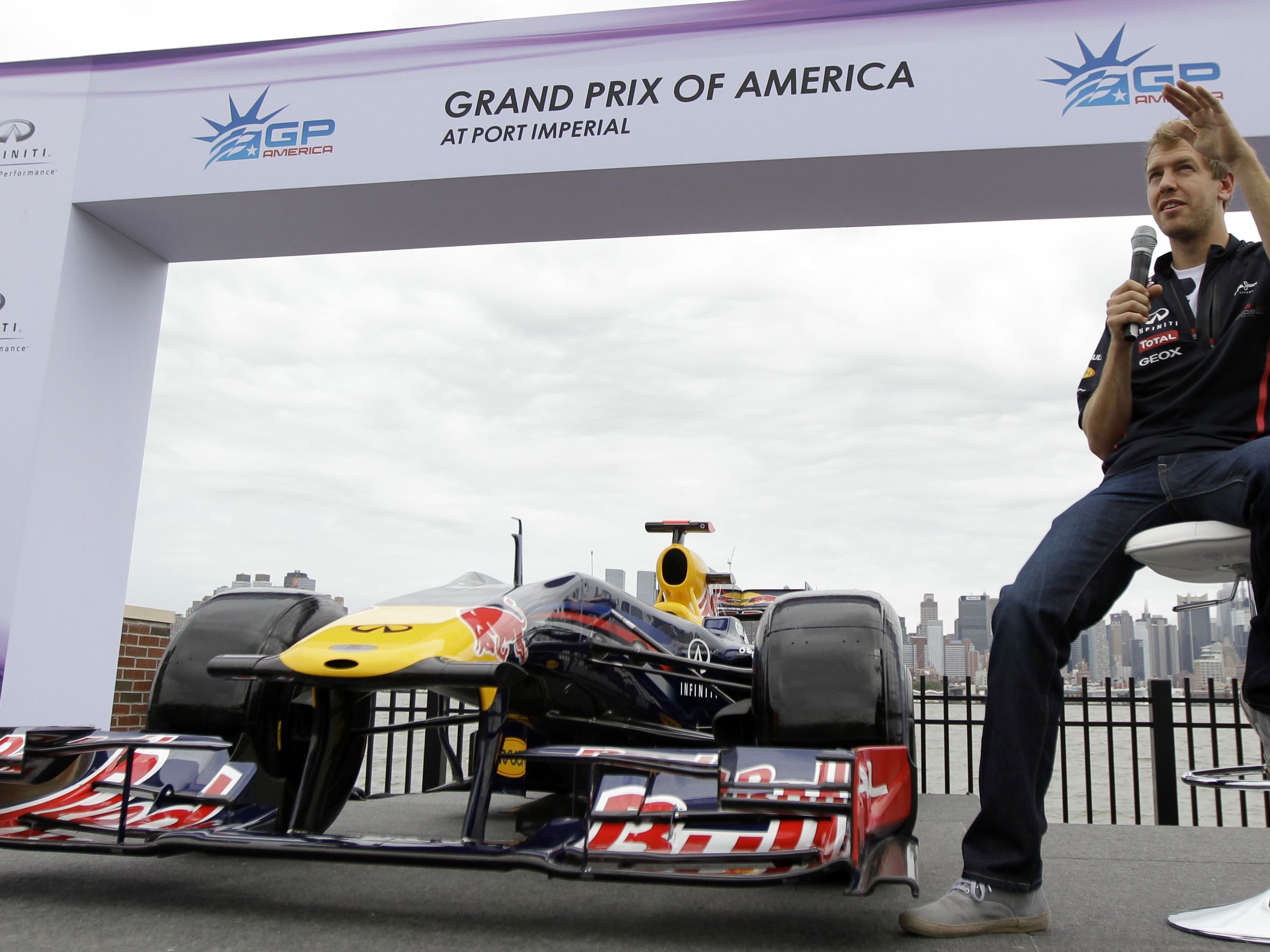 Vettel testet Formel-1-Kurs in New York Vettel testet Formel-1-Kurs in New York