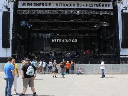 Die Bühnen stehen, die Besucher trudeln langsam ein: Start fürs Donauinselfest