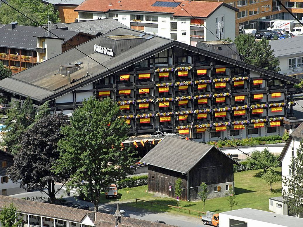 Das Schrunser Löwenhotel 2010 während des Trainingslagers der spanischen Fußball-Nationalmannschaft Das Schrunser Löwenhotel 2010 während des Trainingslagers der spanischen Fußball-Nationalmannschaft