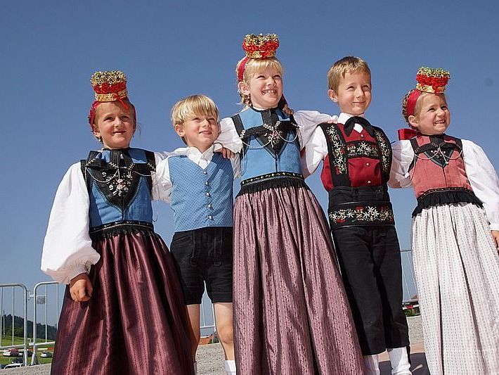 Ein Fest der Farben beim Landestrachtentag in Krumbach