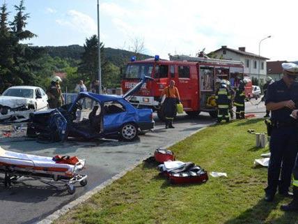 Baden: Lenker ohne Führerschein baut folgenschweren Verkehrsunfall in Enzesfeld Lindabrunn