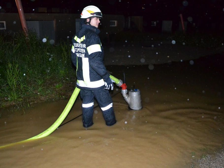Im Großeinsatz standen die Feuerwehren nach den Unwettern in Niederösterreich Im Großeinsatz standen die Feuerwehren nach den Unwettern in Niederösterreich