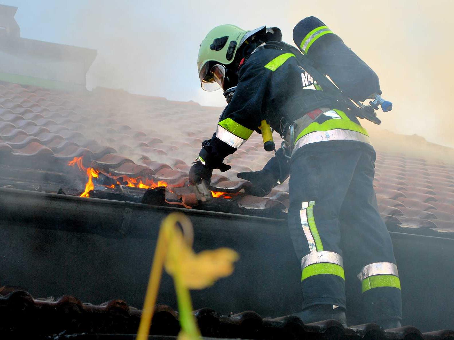 32 Mann hielt dieser Brand in Maria Enzersdorf auf Trab