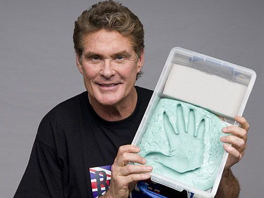 David Hasselhoff beim Sitting für die Wachsfigur in London