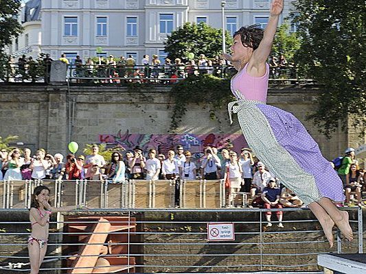 Beim Dirndlflugtag auf dem Badeschiff zeigte sich so manche Bewerberin sportlich Beim Dirndlflugtag auf dem Badeschiff zeigte sich so manche Bewerberin sportlich