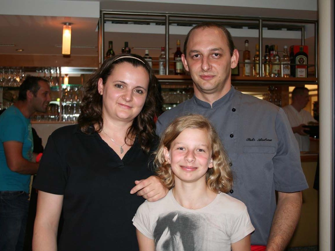 Neo-Dorfcafé-Wirte Andreas Pehr und Ulrike Schuster mit Töchterchen. Neo-Dorfcafé-Wirte Andreas Pehr und Ulrike Schuster mit Töchterchen.
