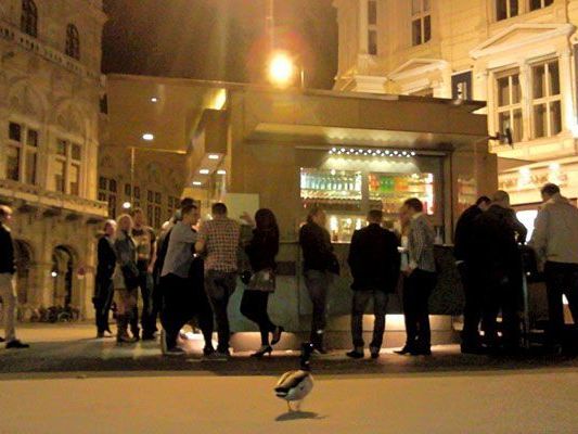 Der Hunger trieb "Donald Duck" offenbar zum Albertina-Würstelstand Der Hunger trieb "Donald Duck" offenbar zum Albertina-Würstelstand