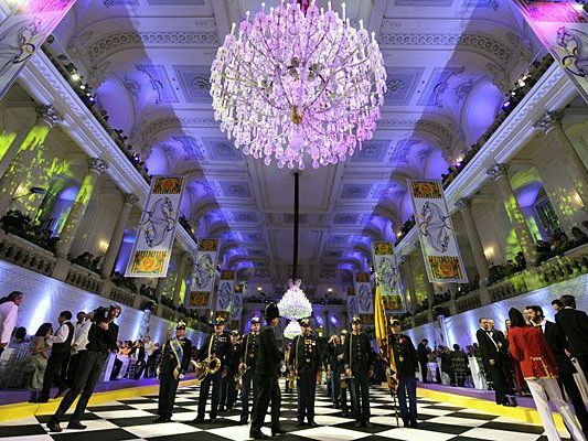 Opernball-Flair im Sommer bei der Fête Impériale in der Spanischen Hofreitschule Opernball-Flair im Sommer bei der Fête Impériale in der Spanischen Hofreitschule