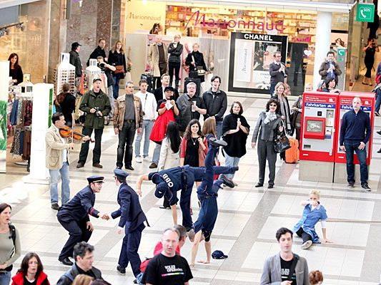 Der "Carmina Burana"-Flashmob sorgte für Aufsehen am Wiener Westbahnhof