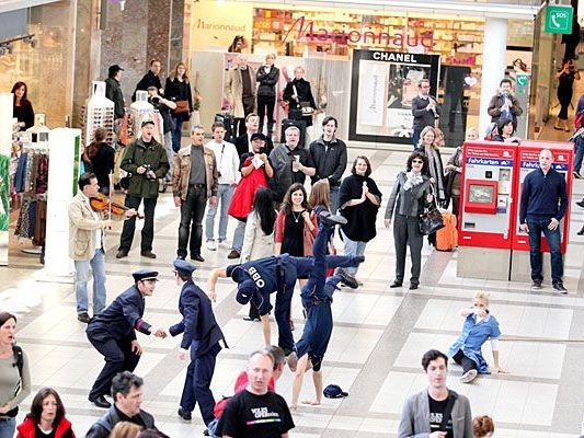 Der "Carmina Burana"-Flashmob sorgte für Aufsehen am Wiener Westbahnhof Der "Carmina Burana"-Flashmob sorgte für Aufsehen am Wiener Westbahnhof