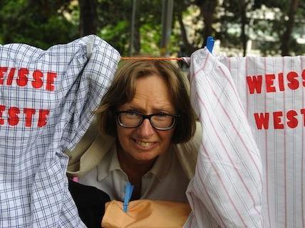Die Grüne-Abgeordnete Gabriela Moser bei der Aktion gegen Korruption am Karlsplatz