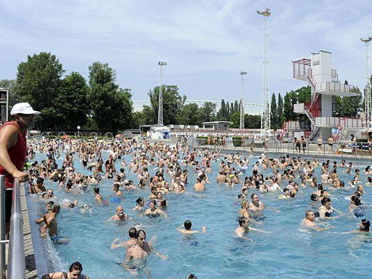 Zahlreiche Badegäste suchten bei der samstäglichen Hitze Abkühlung im Wiener Stadionbad