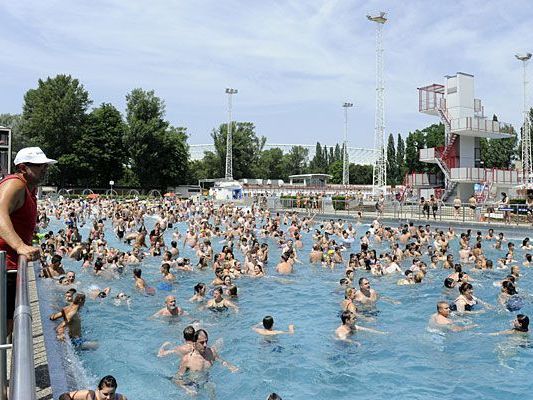 Zahlreiche Badegäste suchten bei der samstäglichen Hitze Abkühlung im Wiener Stadionbad Zahlreiche Badegäste suchten bei der samstäglichen Hitze Abkühlung im Wiener Stadionbad