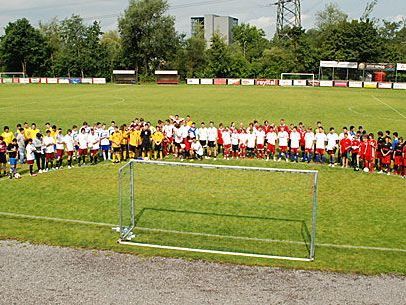Bereits zum dritten Mal wird das Hofsteig Fußballturnier über die Bühne gehen. Bereits zum dritten Mal wird das Hofsteig Fußballturnier über die Bühne gehen.