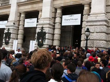Gedränge vor dem Wiener Burgtheater: Sie alle wollen Karten für die Toten Hosen.