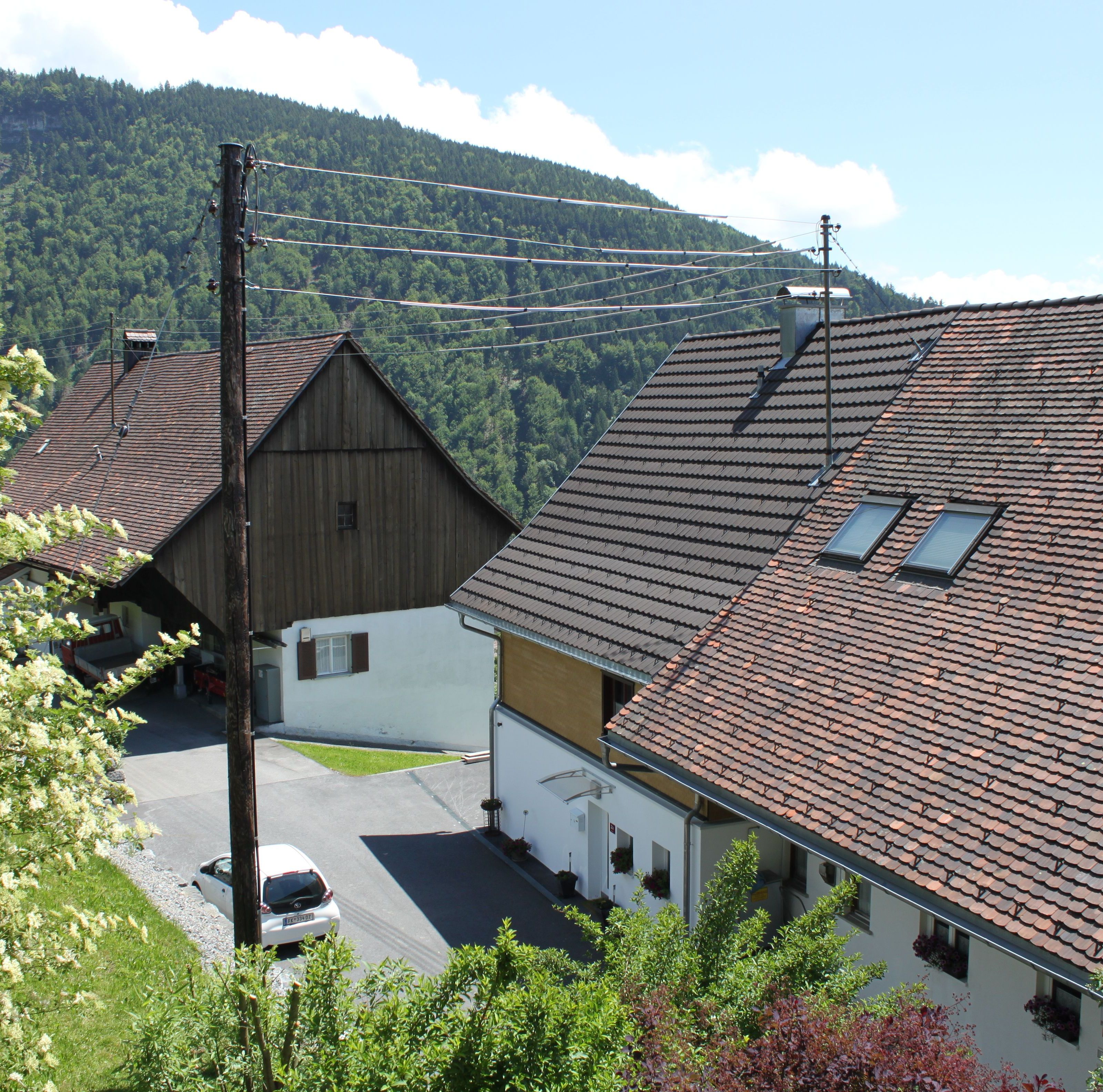 Freiland-Stromnetz im Ortsgebiet Schufla wird in die Erde verlegt. (Ebenso wie jenes in der Schmalzgasse.) Freiland-Stromnetz im Ortsgebiet Schufla wird in die Erde verlegt. (Ebenso wie jenes in der Schmalzgasse.)