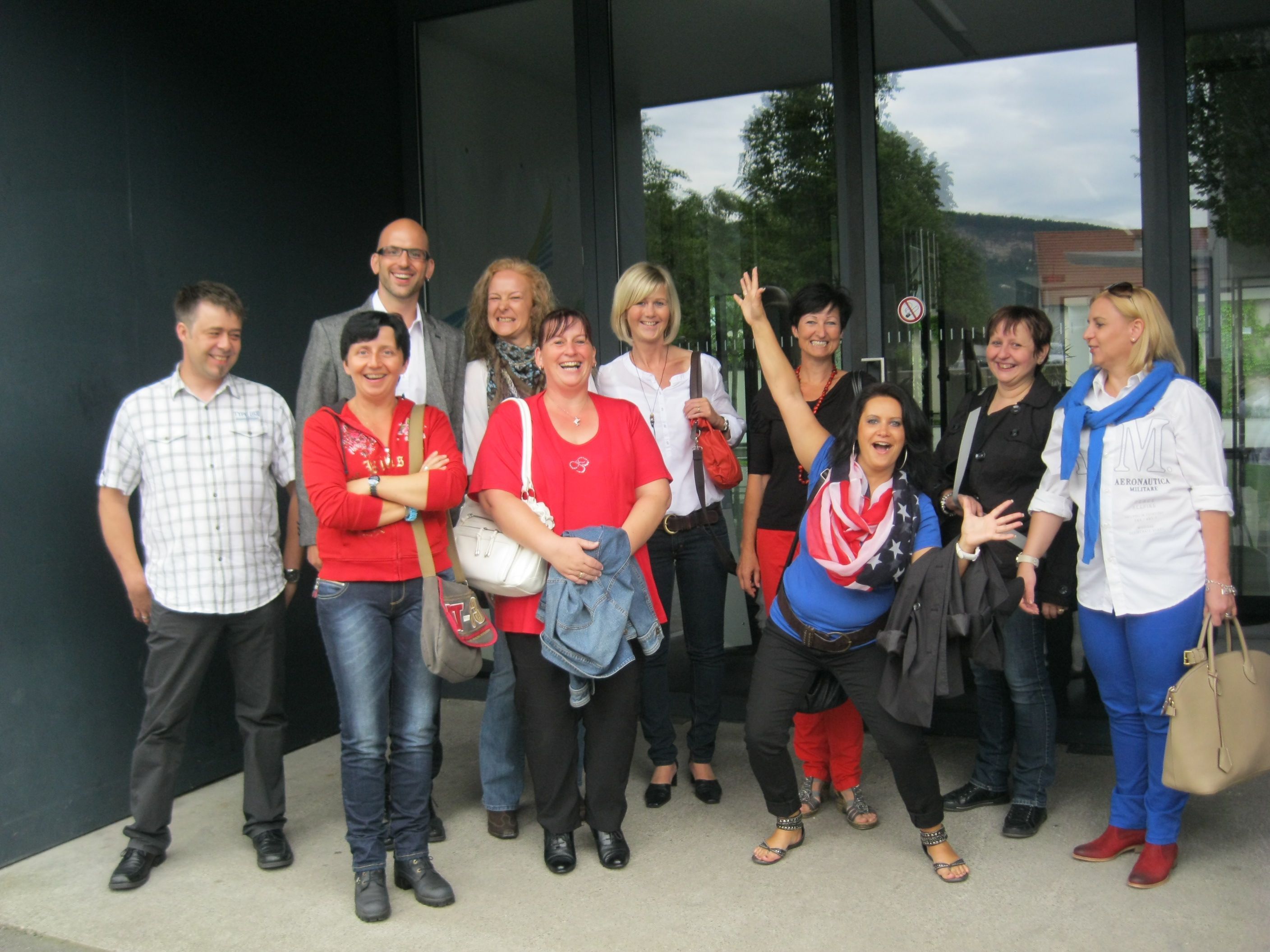Ein Teil der ehemaligen 4c besichtigte vor dem Treffen die Schule Ein Teil der ehemaligen 4c besichtigte vor dem Treffen die Schule