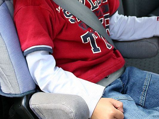 Weil einer Wienerin die Tür zufiel, war ihr kleiner Sohn im heißen Auto gefangen Weil einer Wienerin die Tür zufiel, war ihr kleiner Sohn im heißen Auto gefangen