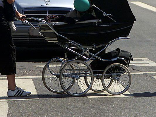 Auf einem Schutzweg in Baden wurde ein Kleinkind im Kinderwagen verletzt