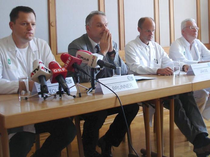 Anästhesist Wolfgang Toller, der ärztliche Leiter des LKH-Univ. Klinikums Graz Gernot Brunner, Zahnmediziner Norbert Jakse und Wolfgang Linhart, Vorstand der Kinderchirurgie während der Pressekonferenz am Dienstag.