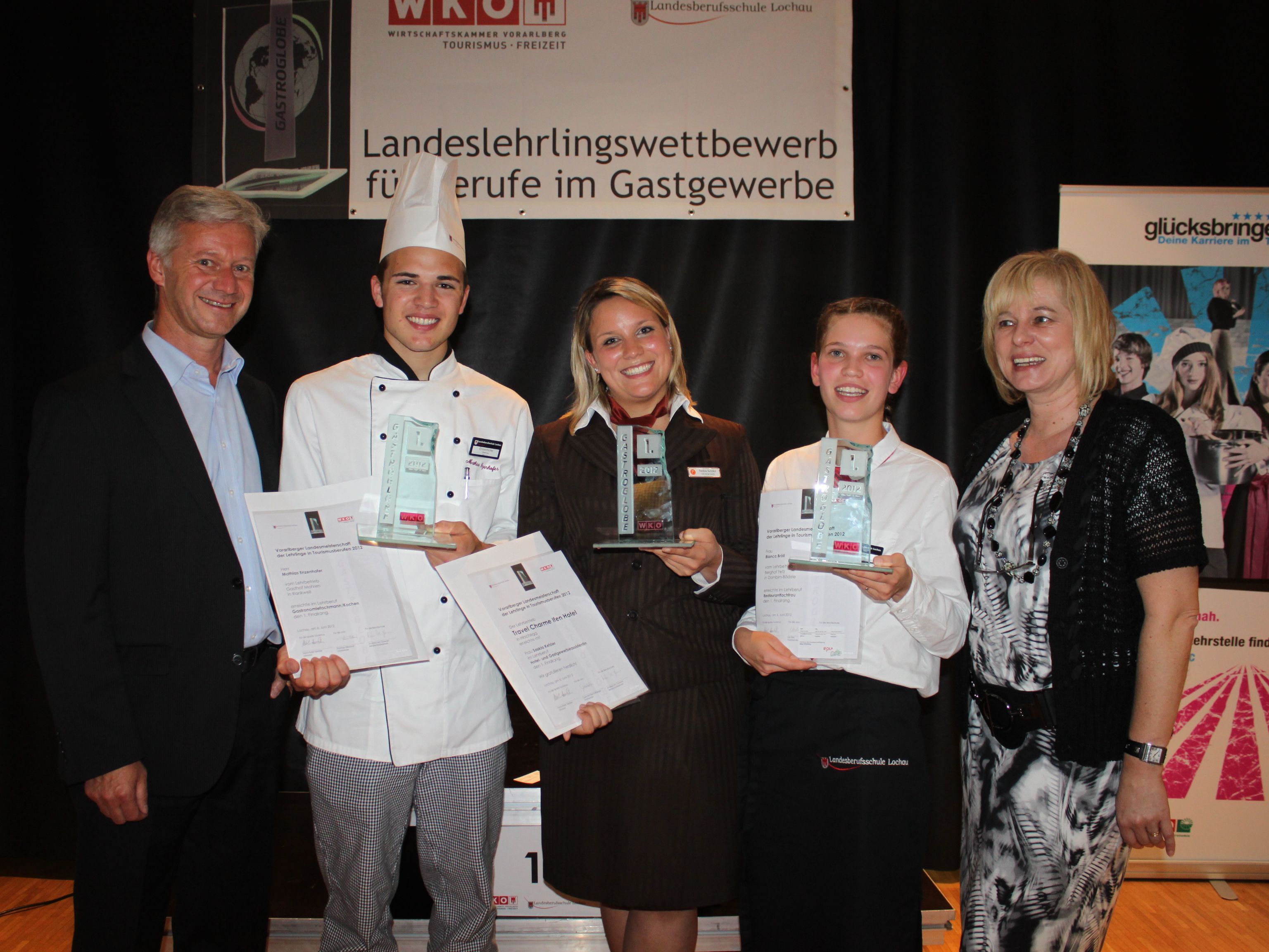 Die Sieger der 12. Vorarlberger Landesmeisterschaft für Lehrlinge in Tourismusberufen Mathias Enzenhofer, Saskia Ketzler und Bianca Bröll mit Direktorin Andrea Mc Gowan (LBS Lochau) und Andrew Nussbaumer (WK Fachgruppe Gastronomie). Die Sieger der 12. Vorarlberger Landesmeisterschaft für Lehrlinge in Tourismusberufen Mathias Enzenhofer, Saskia Ketzler und Bianca Bröll mit Direktorin Andrea Mc Gowan (LBS Lochau) und Andrew Nussbaumer (WK Fachgruppe Gastronomie).