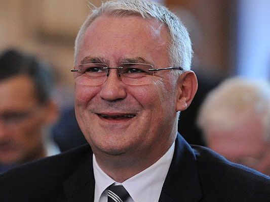 Die Stimmen gegen Nationalratspräsident Martin Graf mehren sich - nun ist eine Menschenkette geplant Die Stimmen gegen Nationalratspräsident Martin Graf mehren sich - nun ist eine Menschenkette geplant