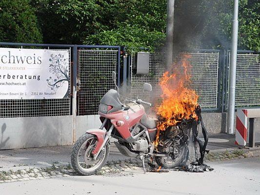 Das Motorrad des 47-Jährigen fing im Frühverkehr in Wiener Neudorf Feuer