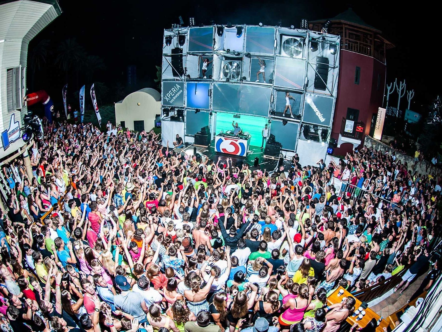 Zahlreiche Maturanten lassen sich bei Summer Splash feiern. Zahlreiche Maturanten lassen sich bei Summer Splash feiern.