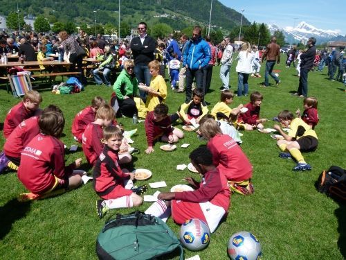 Stärkung für die Egger Nachwuchsfußballer in der Schweiz Stärkung für die Egger Nachwuchsfußballer in der Schweiz