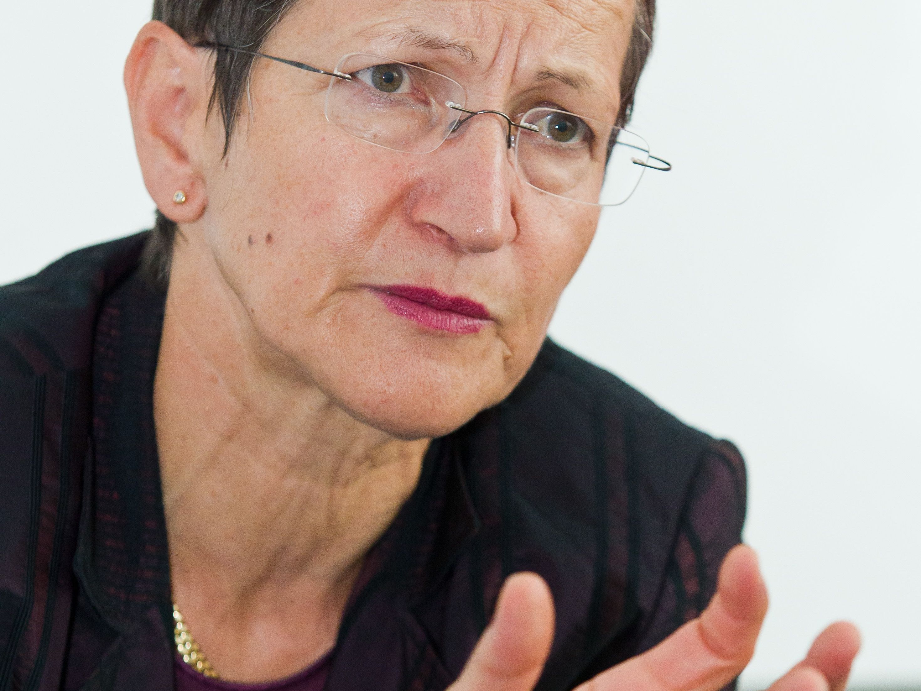 Landesrätin Schmid hebt die Bedeutung des Sozialfonds-Beitrags für die ehrenamtliche Arbeit der Telefonseelsorge hervor. Landesrätin Schmid hebt die Bedeutung des Sozialfonds-Beitrags für die ehrenamtliche Arbeit der Telefonseelsorge hervor.