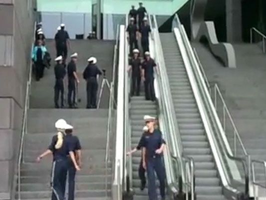 Video von Rolltreppenfahren-übenden Polizisten sorgt für Belustigung. Video von Rolltreppenfahren-übenden Polizisten sorgt für Belustigung.